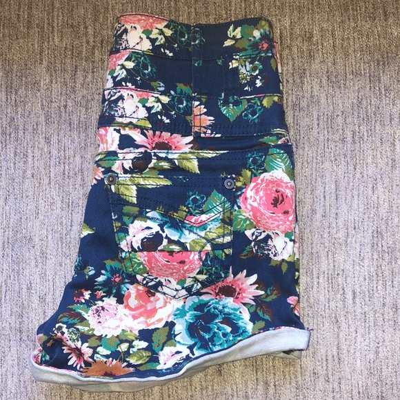 NWOT Vintage Style High Waisted Triple Button Cuffed Floral Denim Shorts - Picture 2 of 3